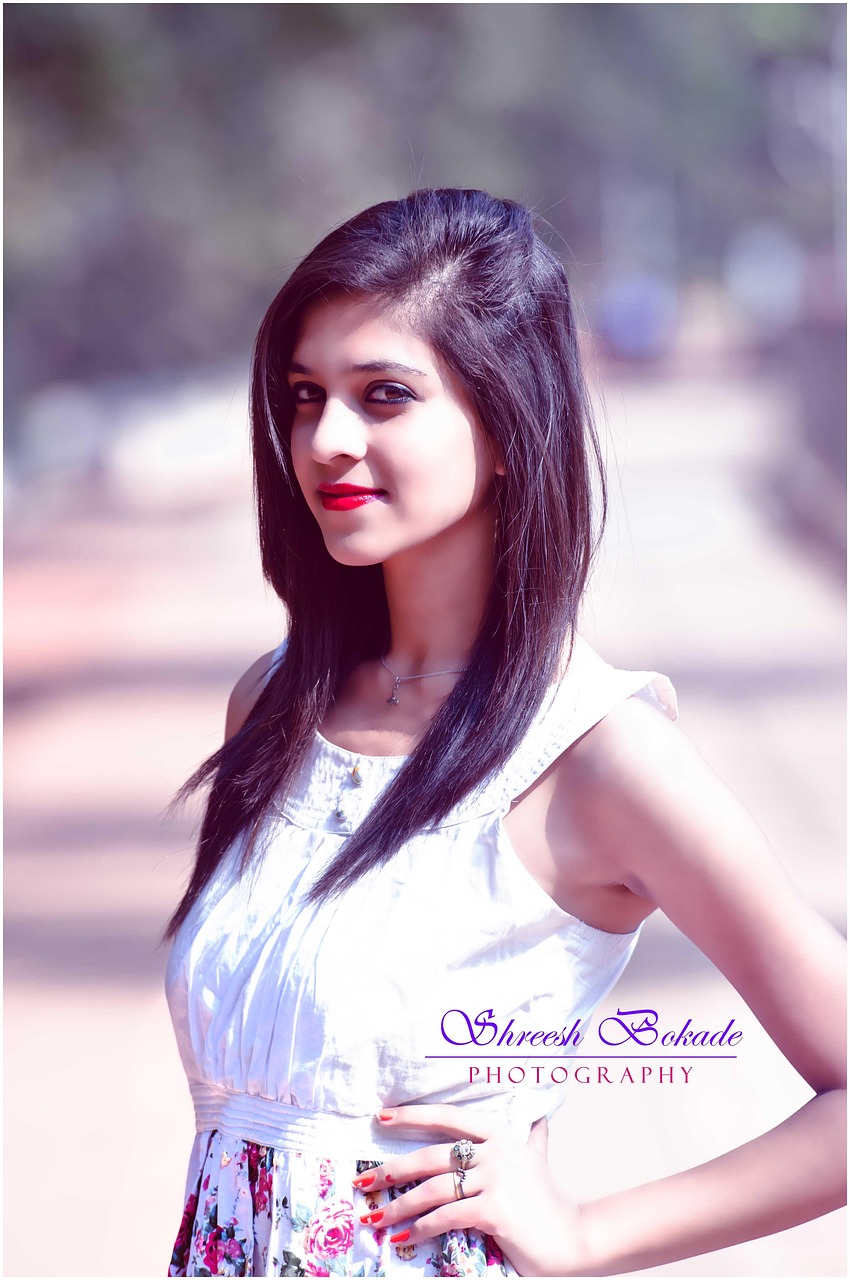 迪麗熱巴在時(shí)尚芭莎中的璀璨風(fēng)采，星光下的時(shí)尚引領(lǐng)者